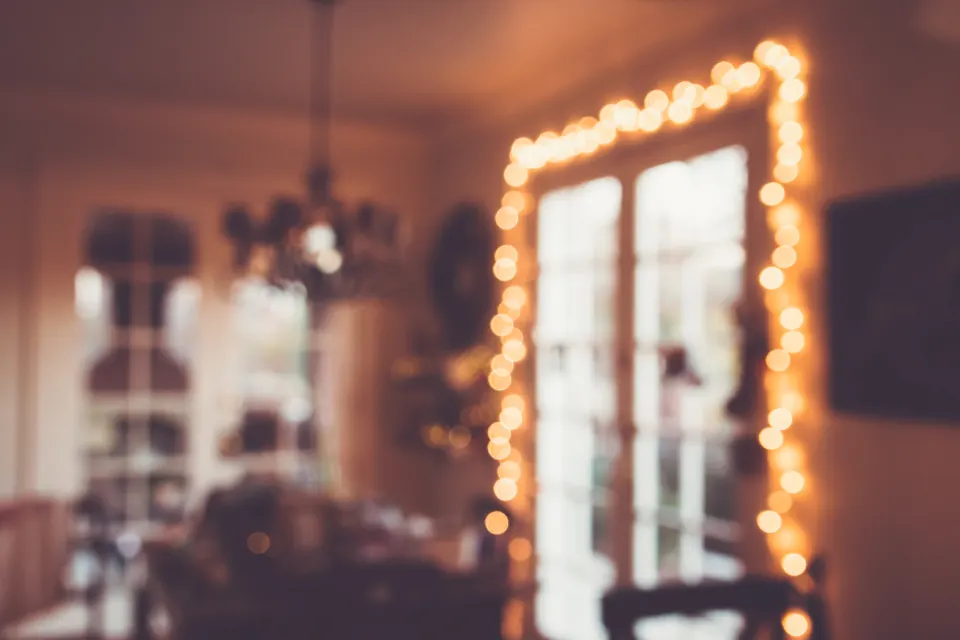 Ventana con luces de Navidad, ambiente de las cenas de empresa en Granada