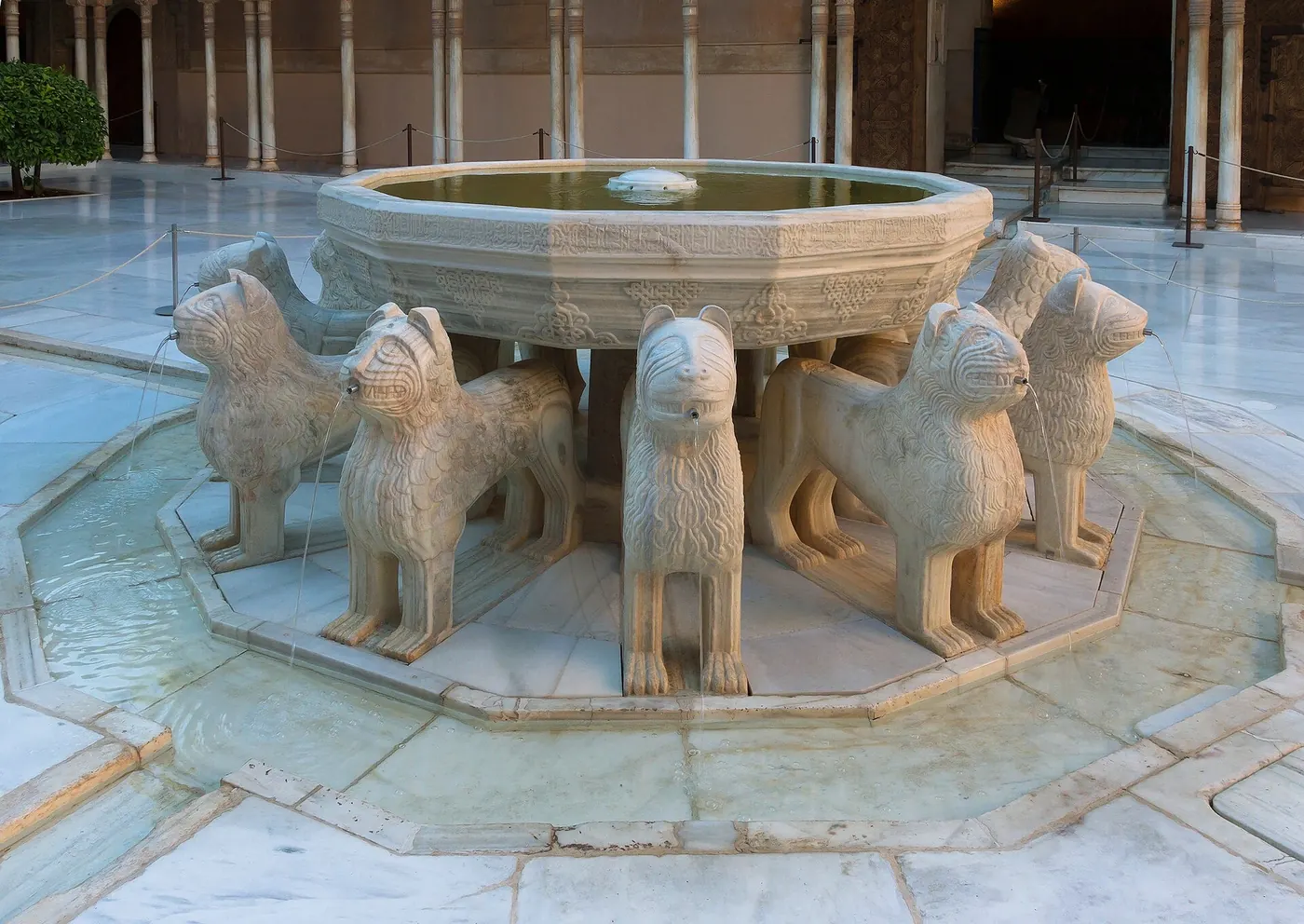 Fuente del Patio de los Leones, rincón de la Alhambra para una preboda en Granada