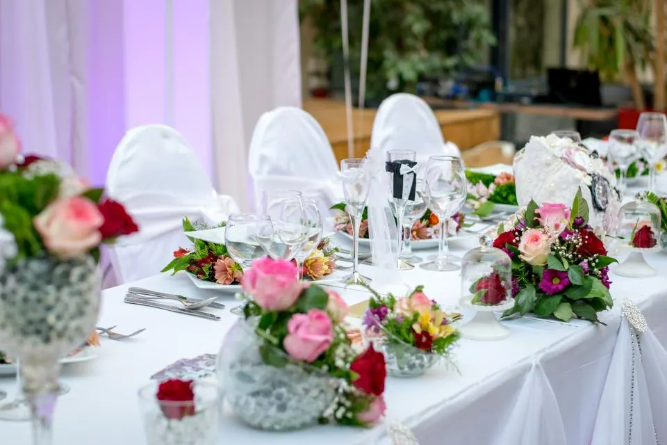 Mesa de banquete con flores rosas, ideas de la revista para bodas en Granada