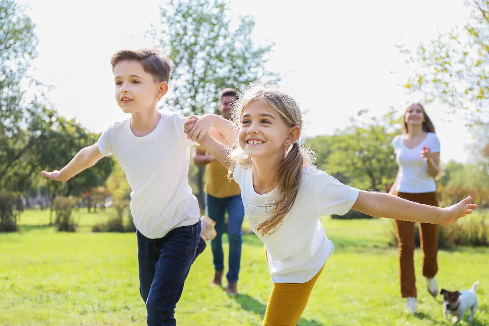 Niños corriendo y jugando en un parque en una comunión en Granada