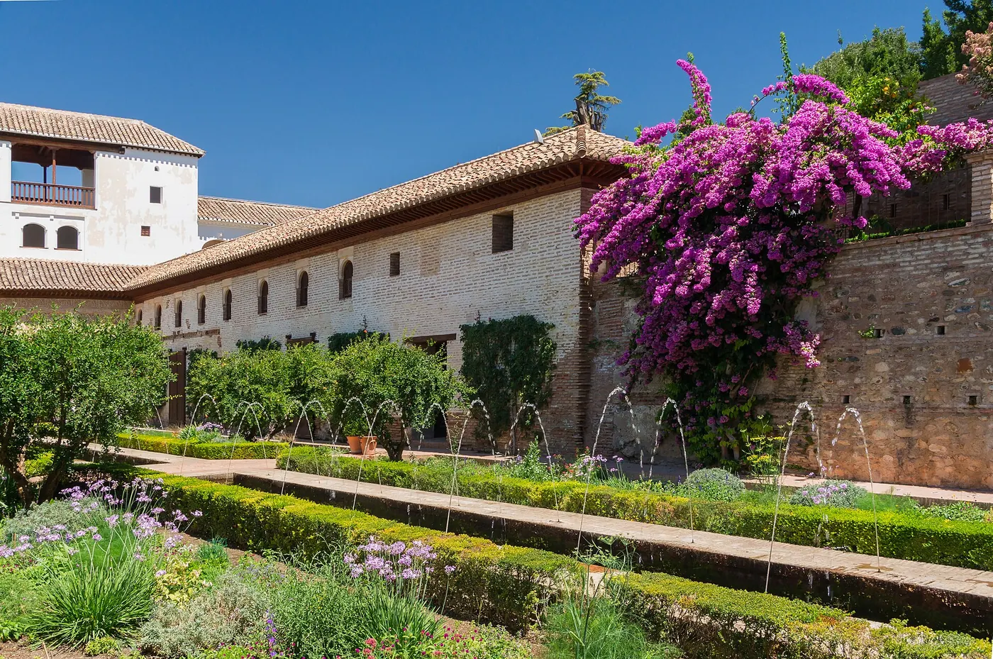 Patio de la Acequia del Generalife con buganvillas, como los cármenes de Granada