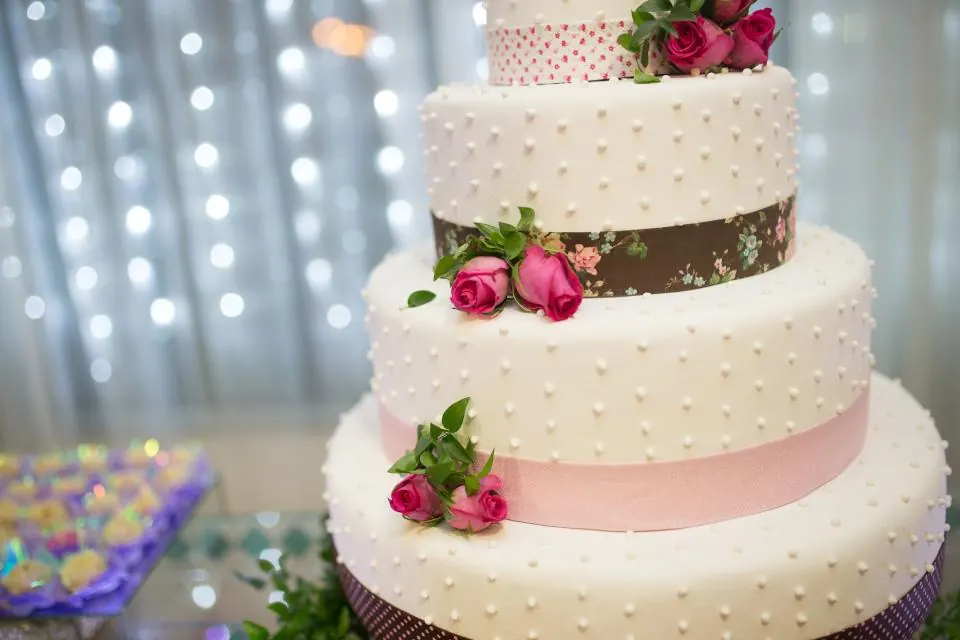 Tarta de boda de tres pisos decorada con flores en Granada